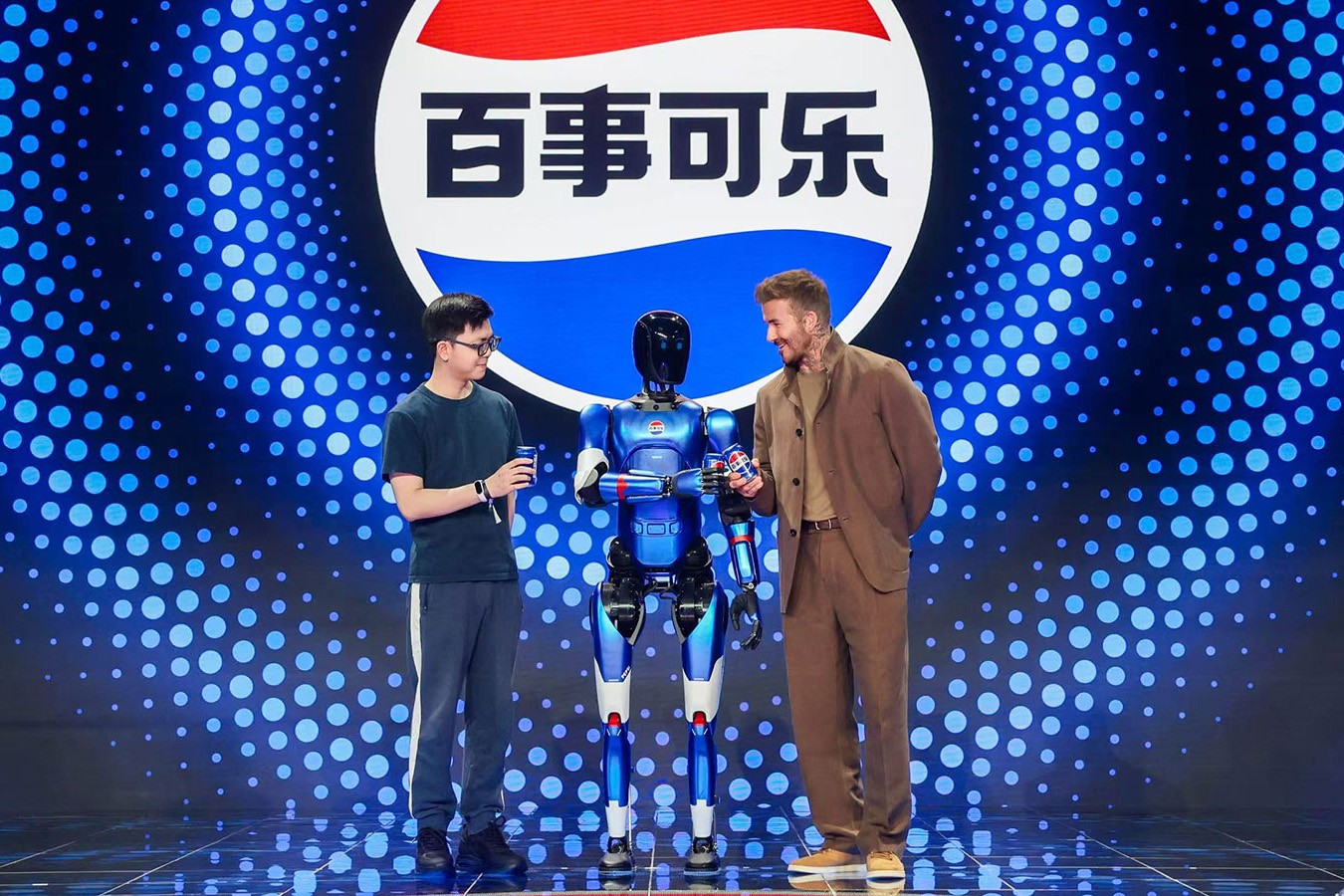 黄金城机器人携手百事中国共创“百事蓝宝” 共燃渴望新章